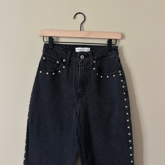 Abercrombie & Fitch High Rise 90s Relaxed Studded Jean in Black - Picture 5 of 8